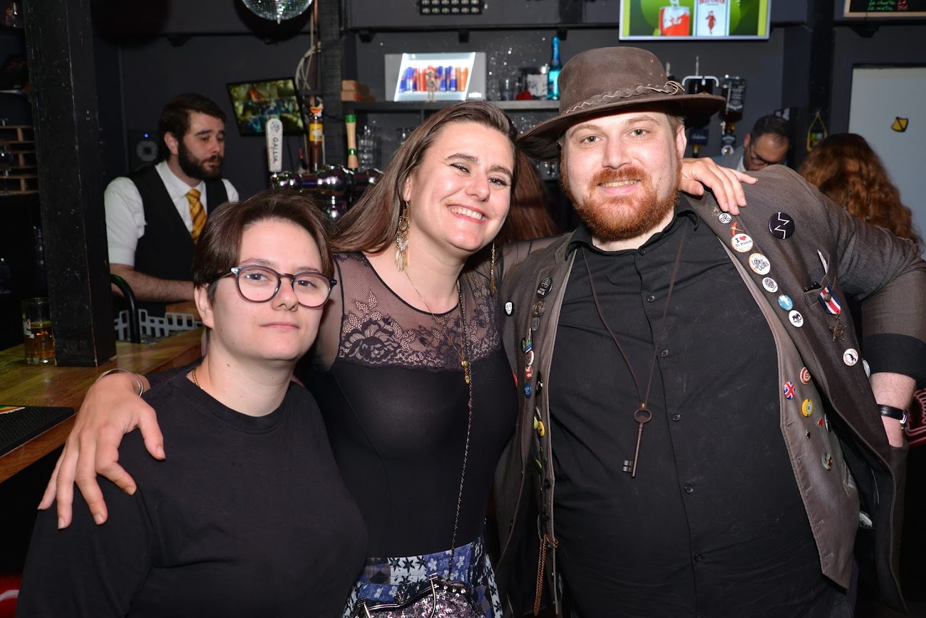 Magicien lors d'un événement dans un bar
