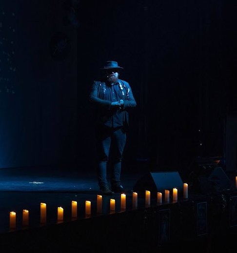 Magicien sur scène avec des bougies