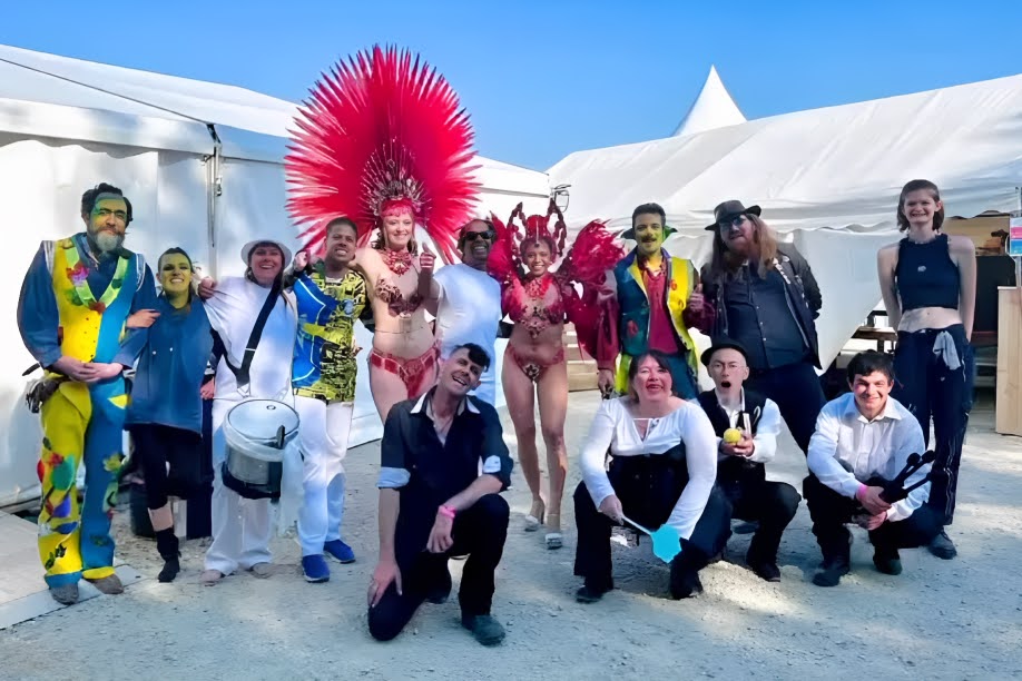 magicien entouré d'autres artistes