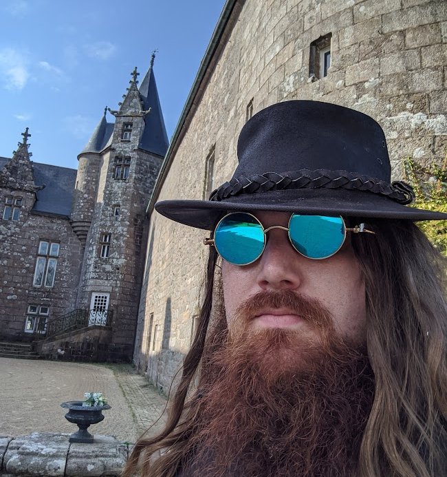 Magicien devant un chateau