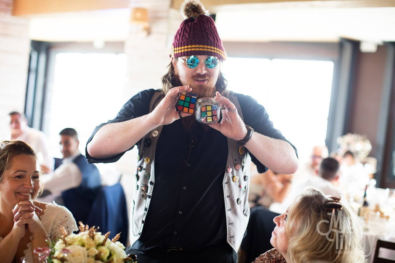 Magicien jouant avec des 
			Rubik's Cube