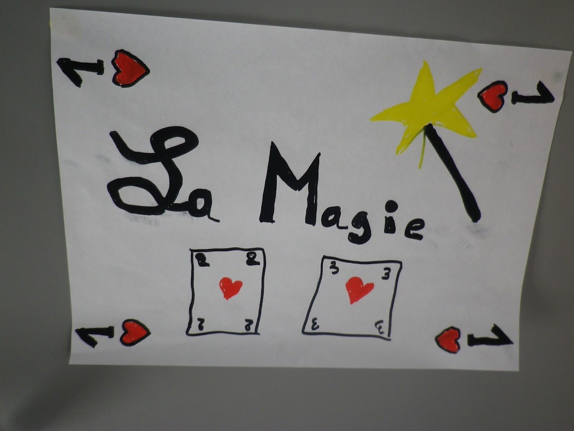 Dessin d'enfant représentant des cartes de magie