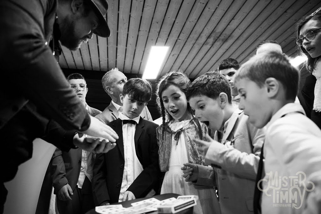magicien entouré d'enfants
