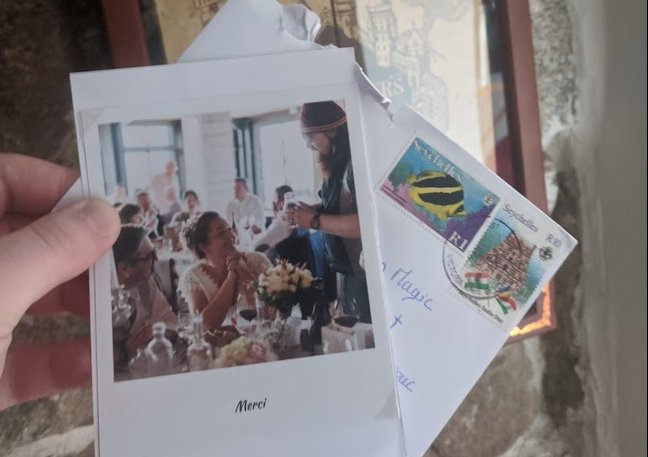 Carte de remerciement présentant une photo du magicien avec le mot 'Merci', exprimant la gratitude après la prestation.