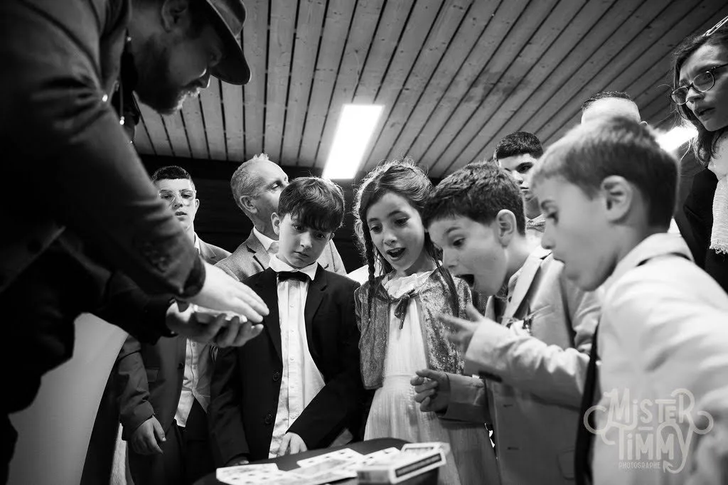 Franklin réalisant un tour de magie devant des enfants