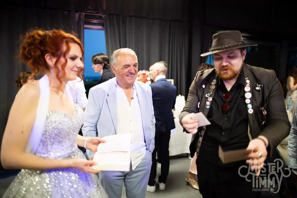 Franklin réalisant une prestation de magie lors d'un mariage
